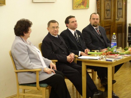 Beseda s Babjakovcami, sprava: Štefan ml., Martin a Štefan st.